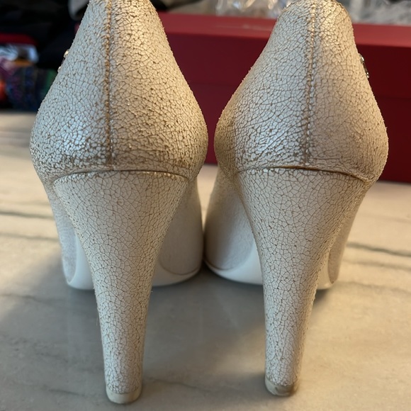 CHANEL 2014 White Crackled Leather CC Logo Pumps Sz 36.5 - Picture 5 of 7
